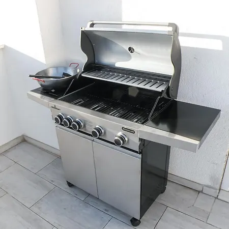 With Terrace And Free Parking - Nearby Appartement *