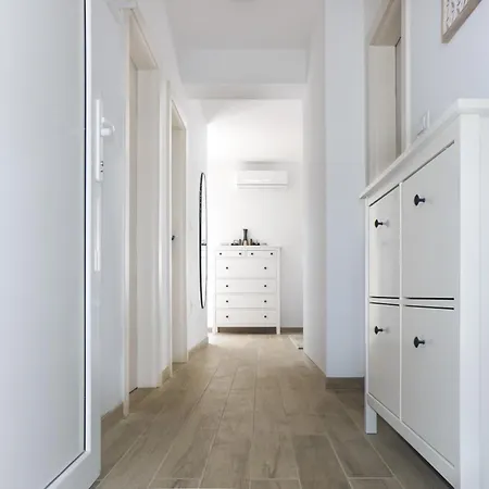With Terrace And Free Parking - Nearby Apartment Split