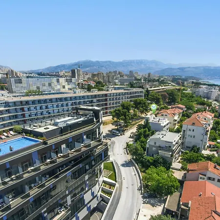 Apartment With Terrace And Free Parking - Nearby Split