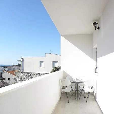 Apartment With Terrace And Free Parking - Nearby