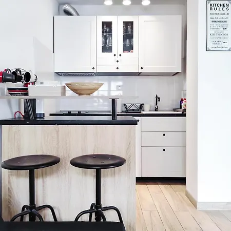 With Terrace And Free Parking - Nearby Appartement *