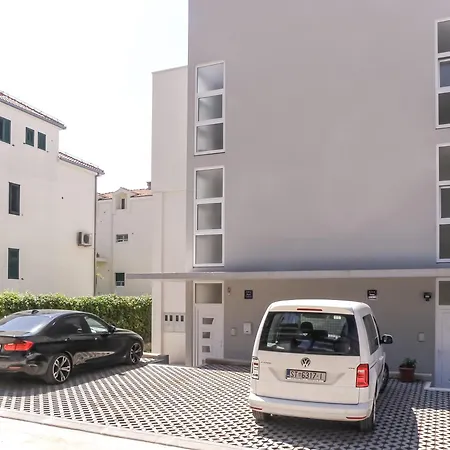 With Terrace And Free Parking - Nearby Apartment *