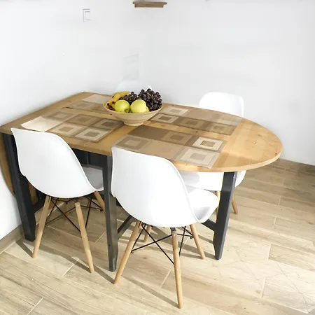 With Terrace And Free Parking - Nearby Apartment Split