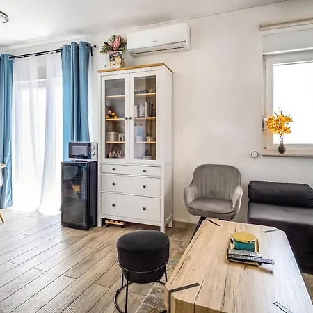 아파트 With Terrace And Free Parking - Nearby 스플리트