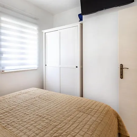 Apartmán With Terrace And Free Parking - Nearby *