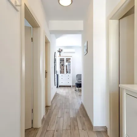 Apartmán With Terrace And Free Parking - Nearby *