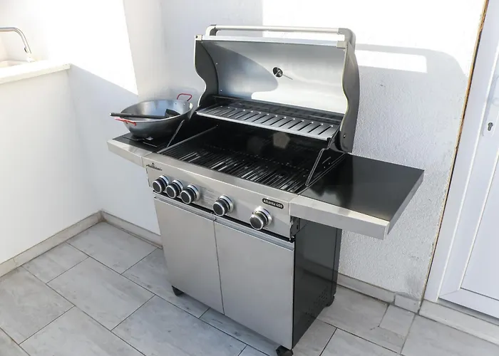 With Terrace And Free Parking - Nearby 아파트 *