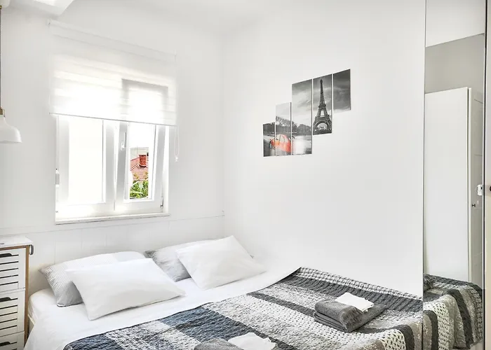 With Terrace And Free Parking - Nearby 아파트