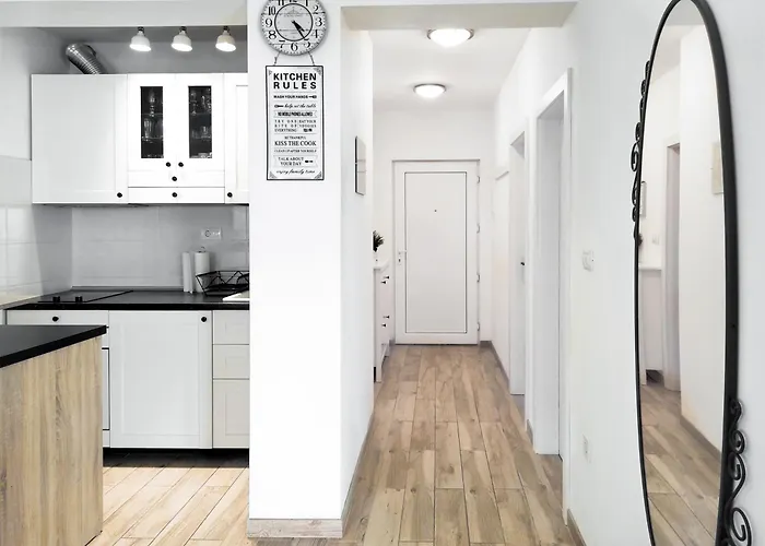 With Terrace And Free Parking - Nearby 아파트