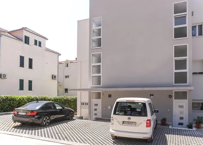 With Terrace And Free Parking - Nearby 아파트 *