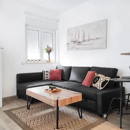 Lägenhet With Terrace And Free Parking - Nearby *